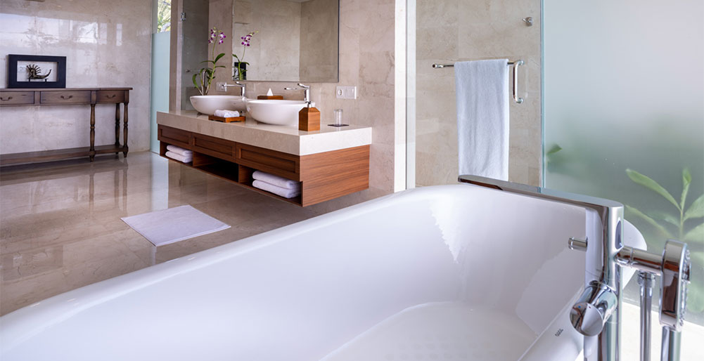 Villa Kailasha - Master bathroom with tub