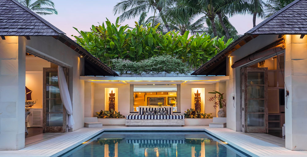 Villa Jajaliluna - Pool Area Between Dining Area and Living Area