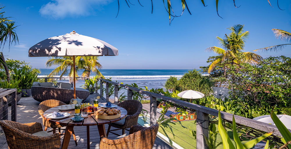 Noku Beach House - Hearty breakfast with seaview