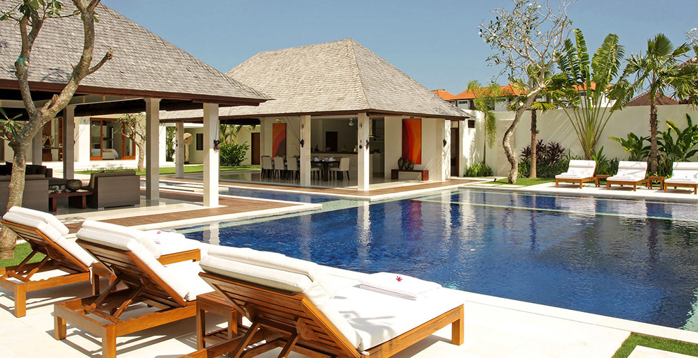 Villa Asante - Pool and sun loungers