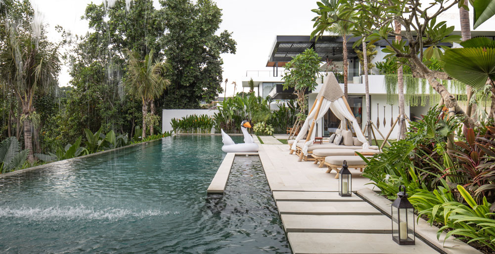 Villa Norbu - Expansive pool area overlooking rice fields