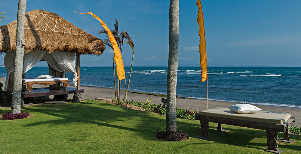 Taman Ahimsa - Beachfront massage bale