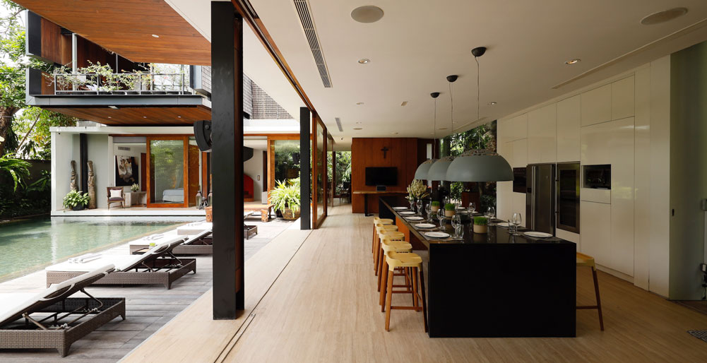 Villa Svarga - Breezy dining area by the poolside