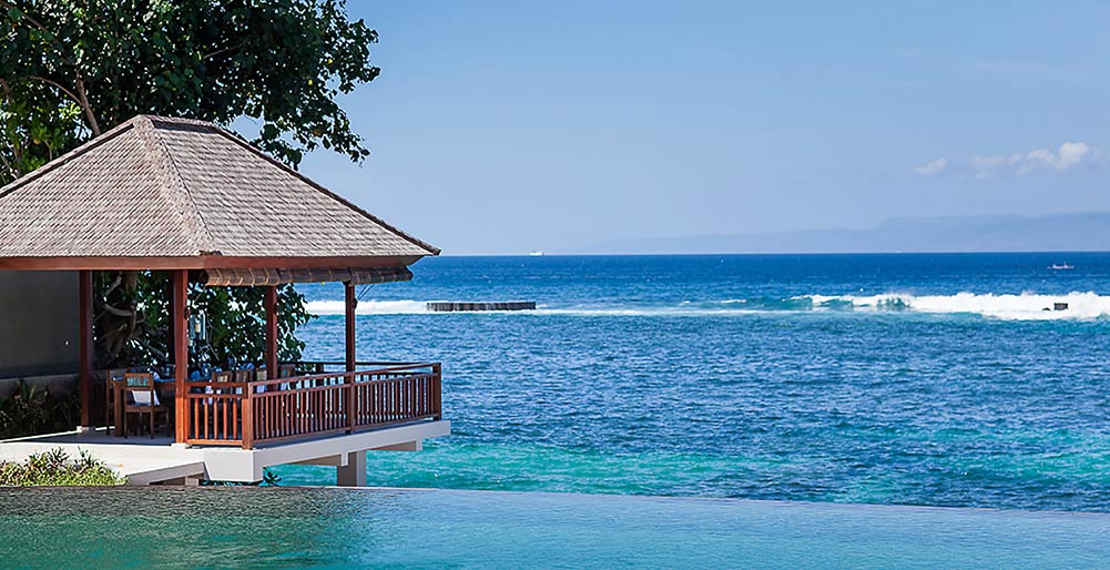 Villa Tirta Nila - Outdoor dining hanging above crystal clear waters