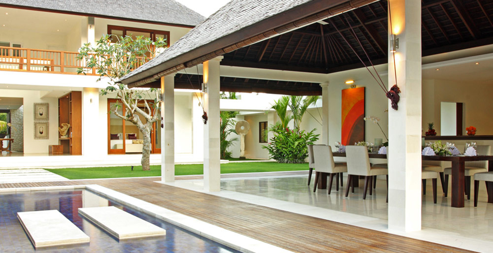 Villa Asante - Pool side dining area