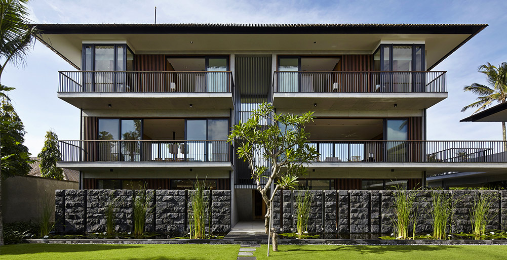 Arnalaya Beach House - Courtyard behind Ocean suites pavilion, living and dining