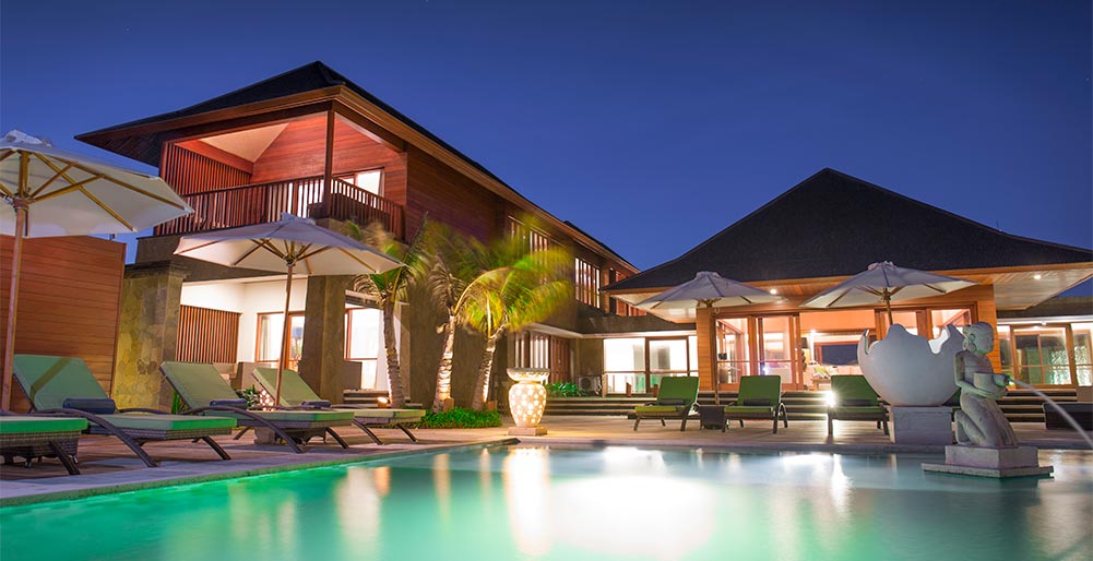 Villa Bayu Gita Beachfront - The villa at night