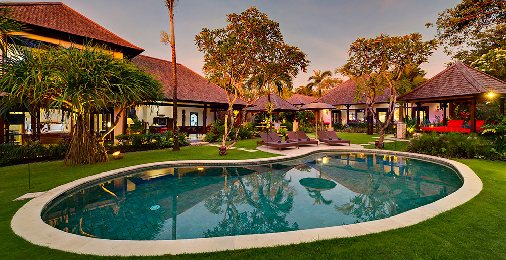 Villa Kakatua - Pool and villa at sunset