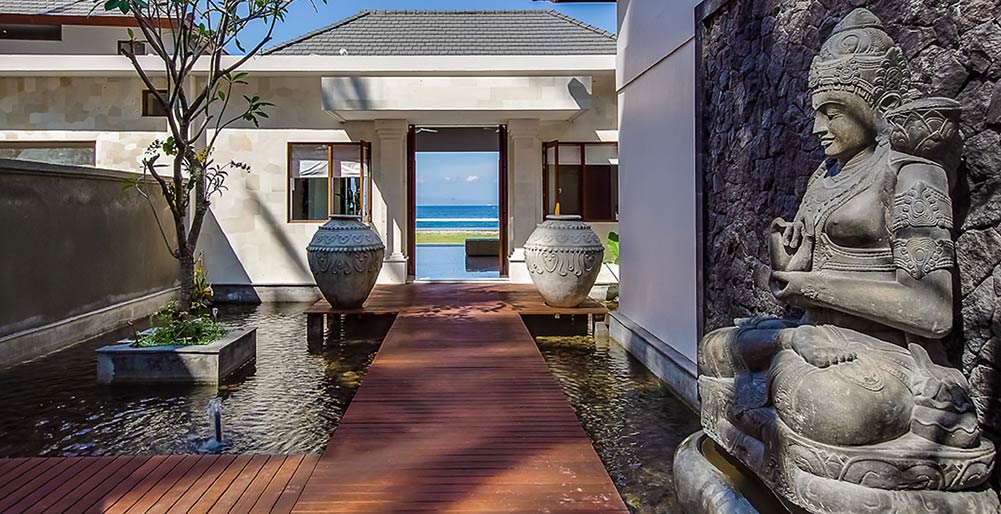 Villa Tirta Nila - Entrance group with the pond and buddha statue