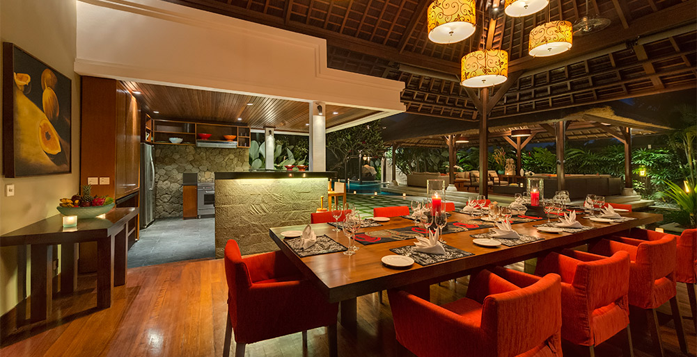 Villa Asta - Dining area at night