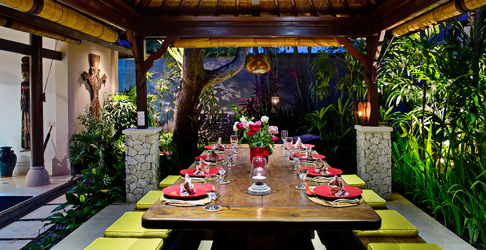 Villa Kakatua - Dining room at night