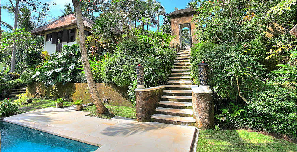 Villa Alamanda - Pool stairs leading to villa entrance